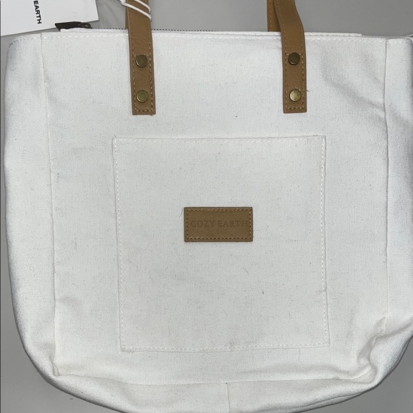 Cozy Earth white and Tan Tote Bag NWT / lined inside, large outer pocket OS - Picture 3 of 11